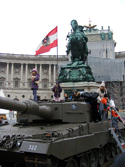Фото дня: «леопард» на площади героев