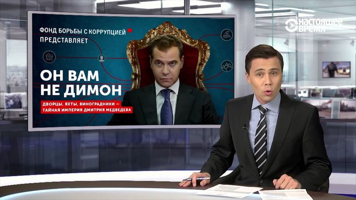 Навальный уходит из оппозиции к медведеву
