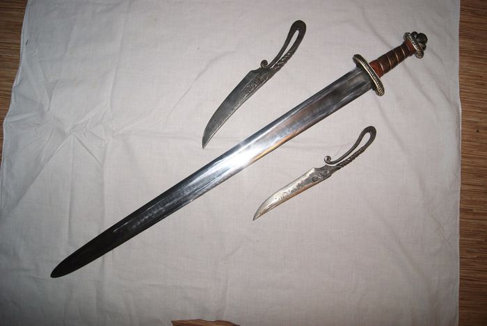 Средневековый меч вделе